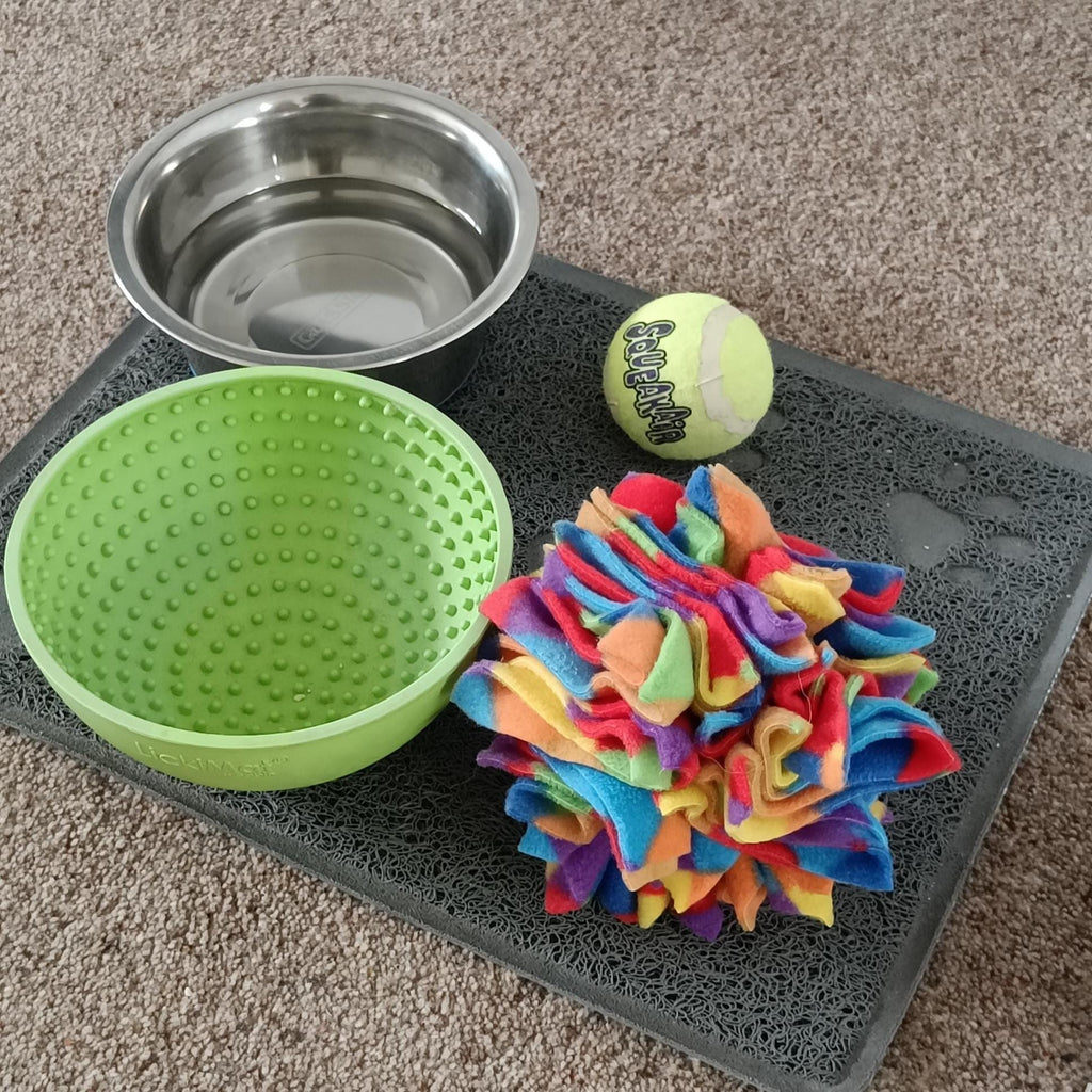 Dog snuffle ball in star shape, fleece pet toy, treat dispenser, finding food game