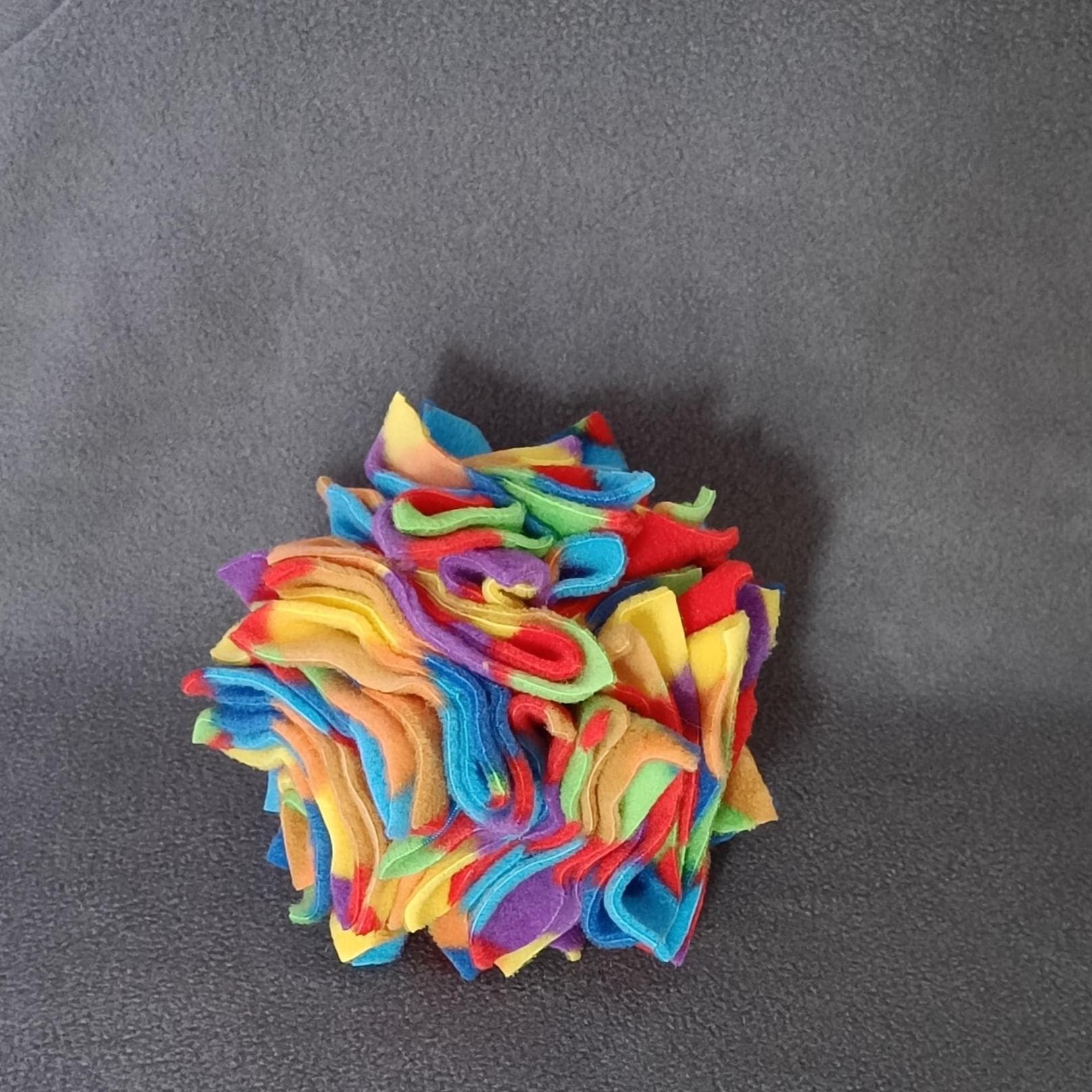 Dog snuffle ball in star shape, fleece pet toy, treat dispenser, finding food game